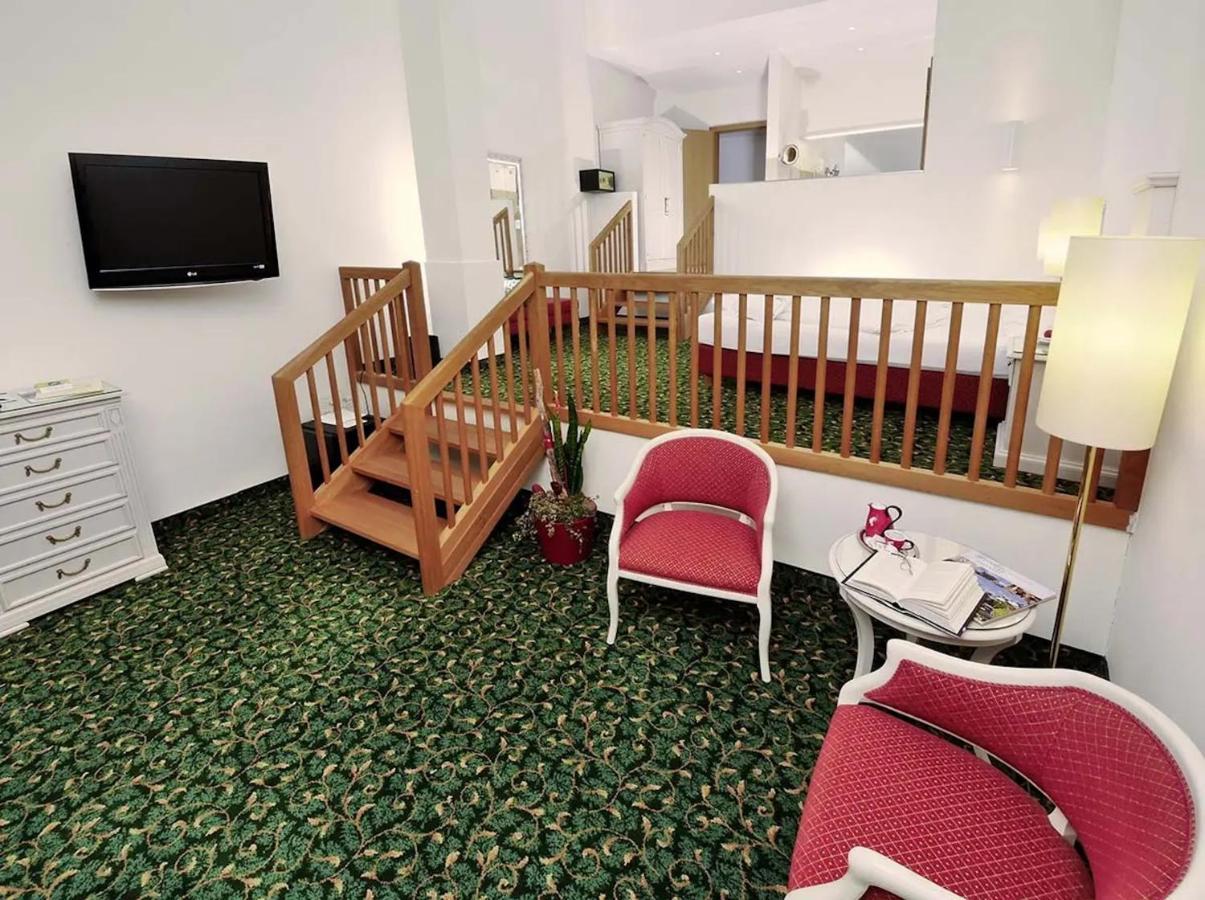Gartenhotel & Weingut Pfeffel เดิร์นชไตน์ ภายนอก รูปภาพ