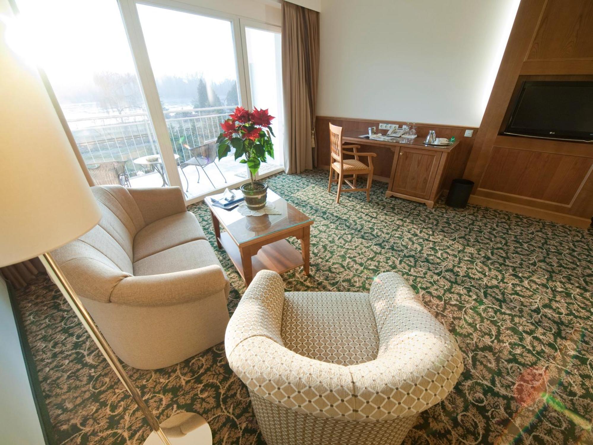 Gartenhotel & Weingut Pfeffel เดิร์นชไตน์ ภายนอก รูปภาพ