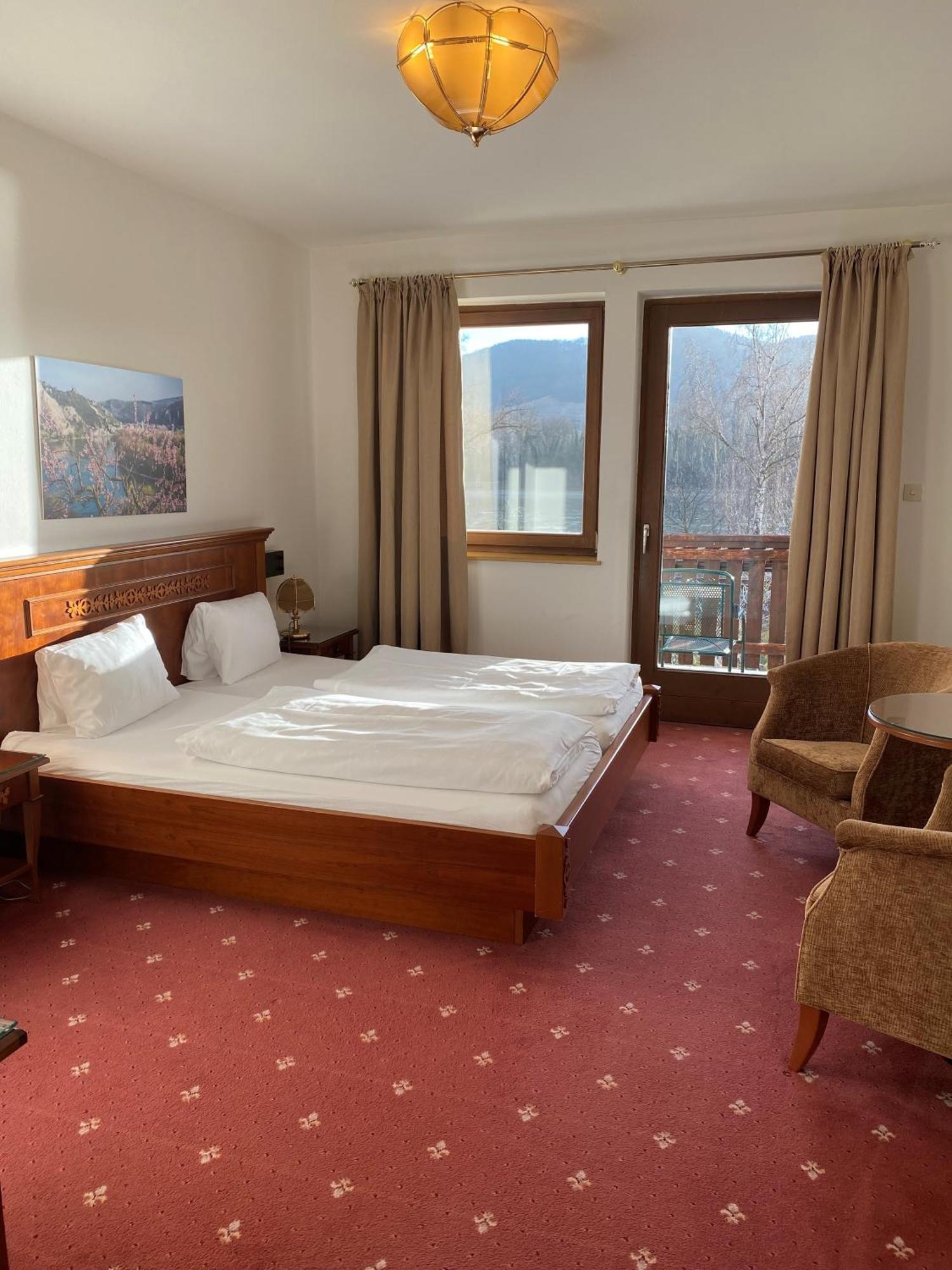 Gartenhotel & Weingut Pfeffel เดิร์นชไตน์ ภายนอก รูปภาพ