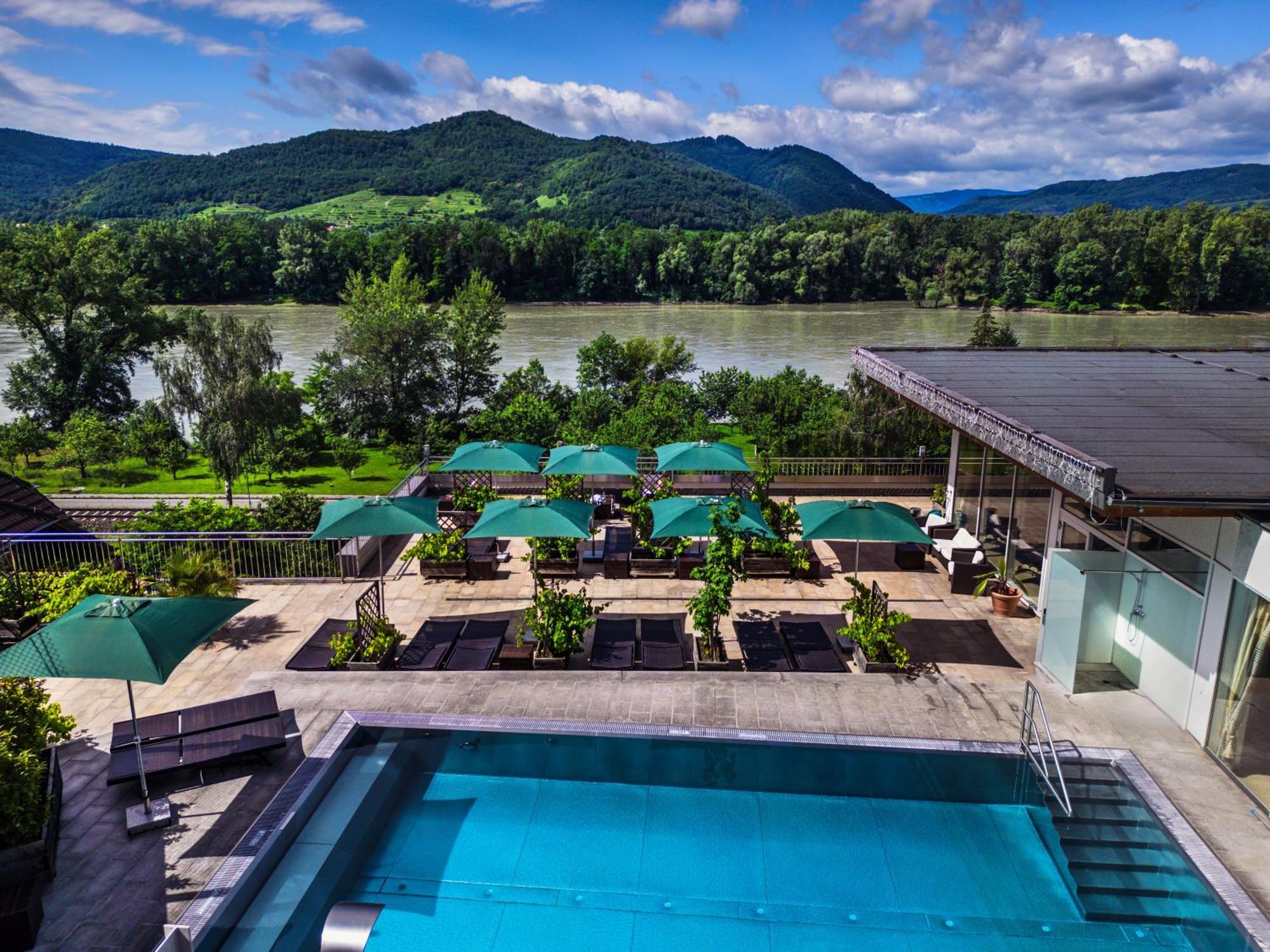 Gartenhotel & Weingut Pfeffel เดิร์นชไตน์ ภายนอก รูปภาพ
