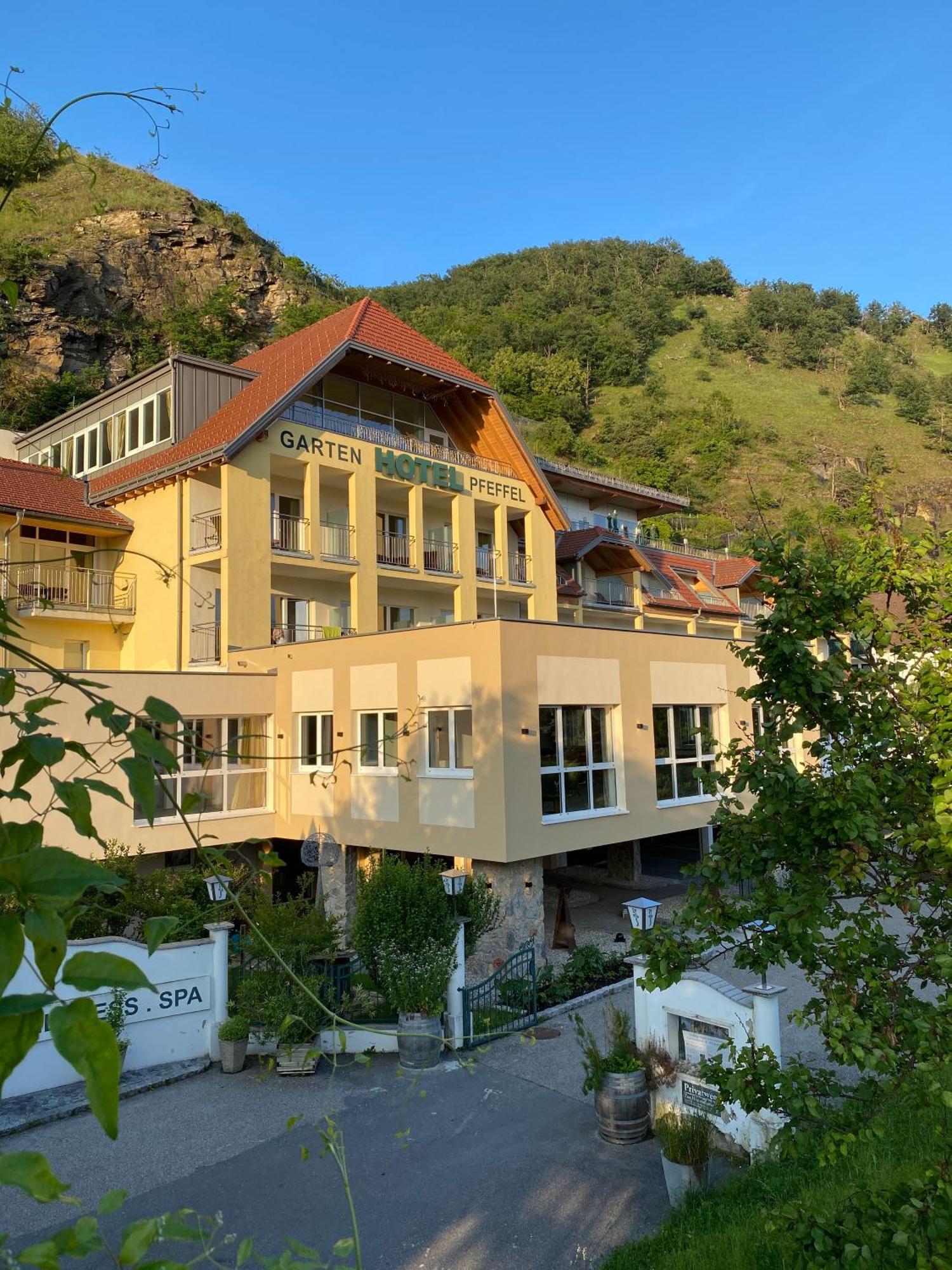 Gartenhotel & Weingut Pfeffel เดิร์นชไตน์ ภายนอก รูปภาพ