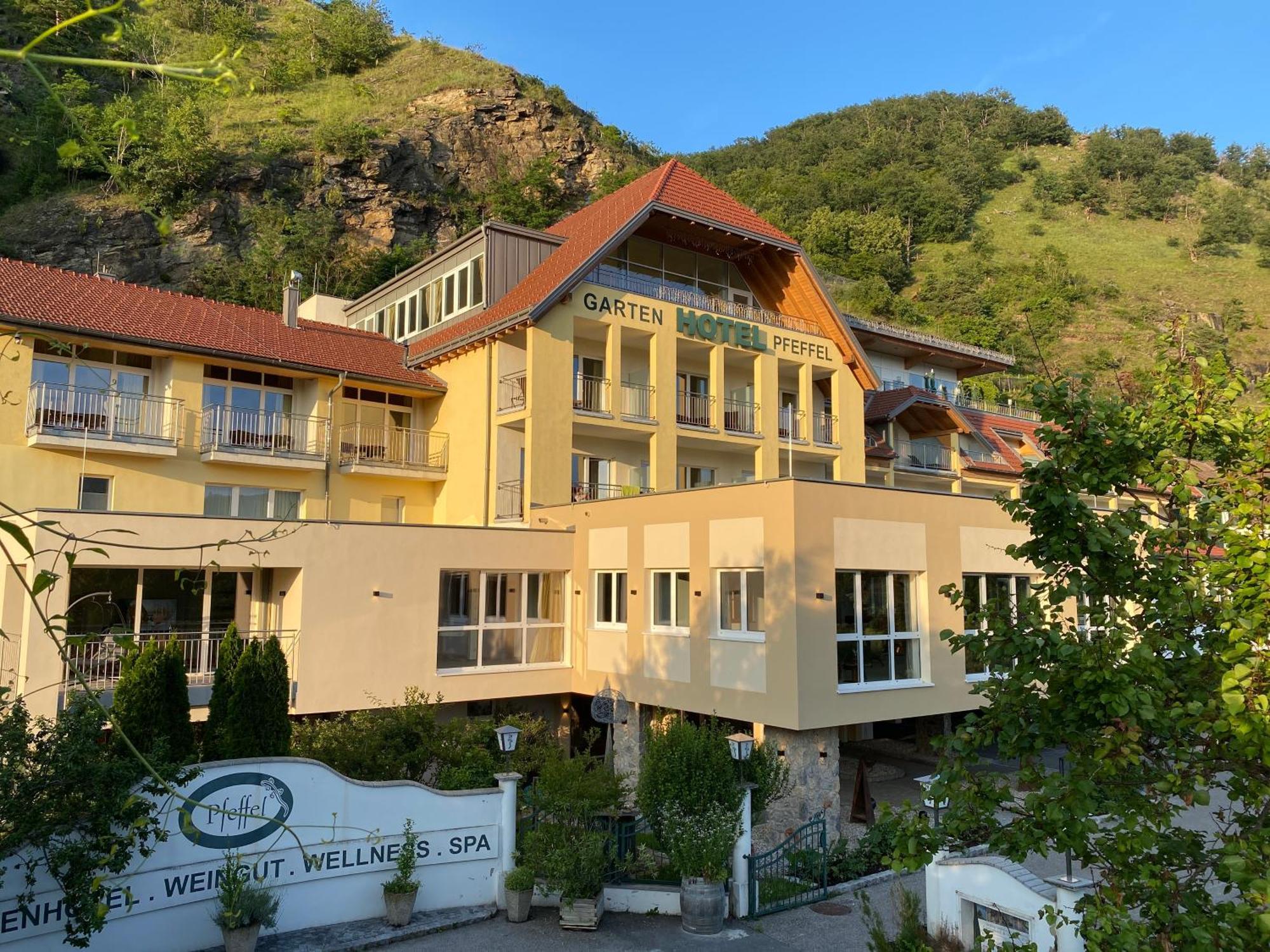 Gartenhotel & Weingut Pfeffel เดิร์นชไตน์ ภายนอก รูปภาพ