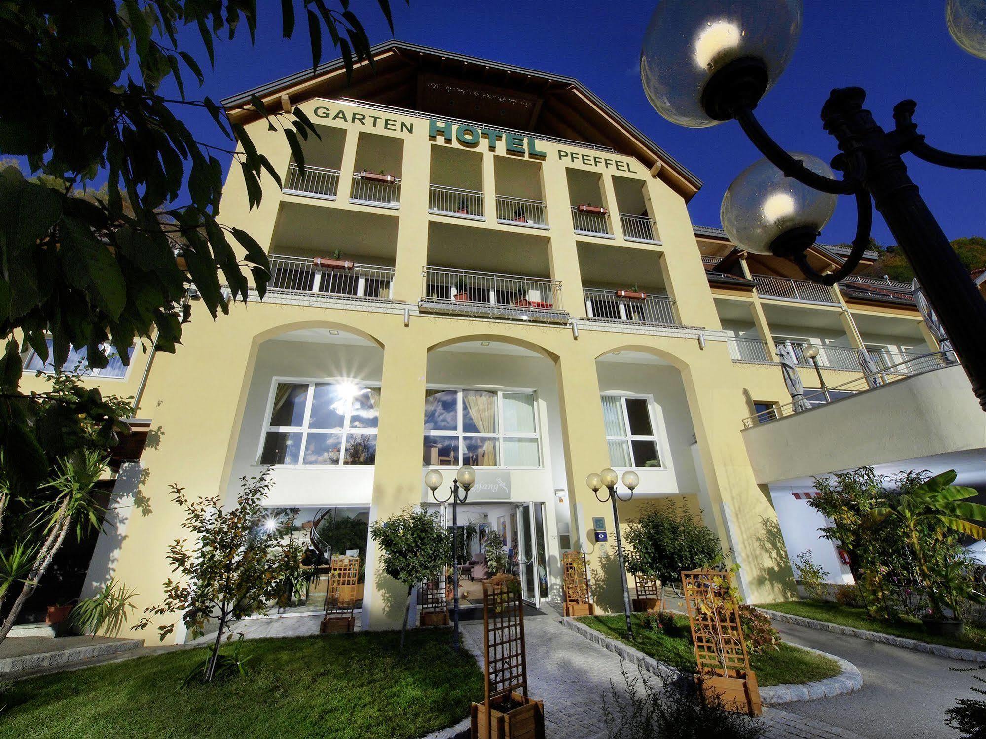 Gartenhotel & Weingut Pfeffel เดิร์นชไตน์ ภายนอก รูปภาพ
